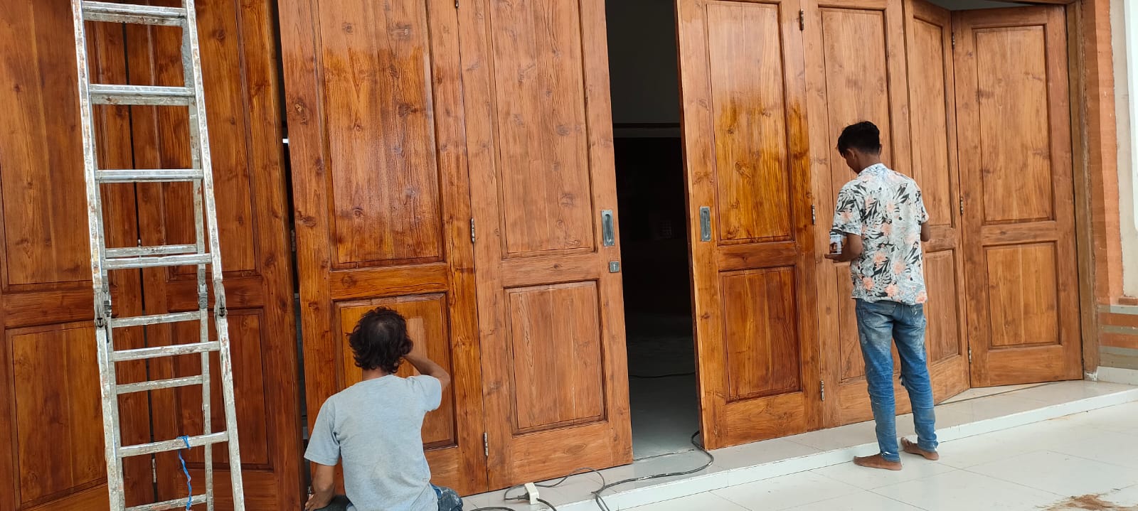 Jasa Politur Kayu Bali – Finishing Furniture Pintu Lantai Sofia Wood Finishing